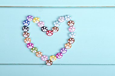 Ortaya konulan düğmelerden kalp