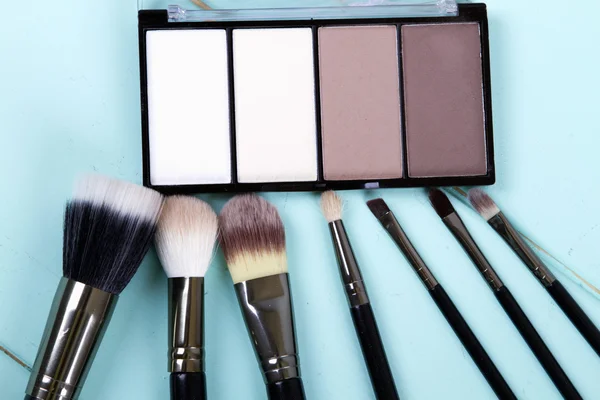 Uppsättning av makeup penslar och överstrykningspenna — Stockfoto