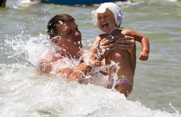 Jonge vader en jonge dochter zwemmen — Stockfoto