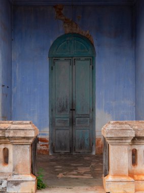 Eski retro binasının yeşil kapısı.