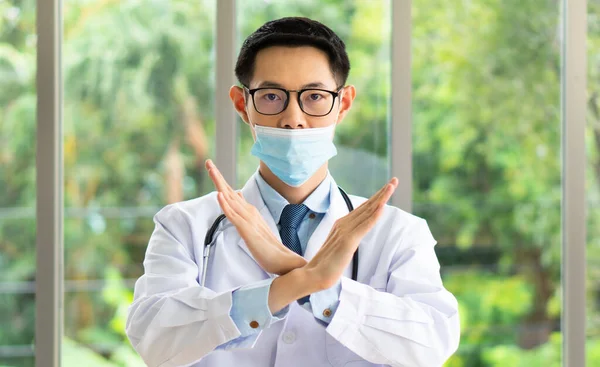 Junge Asiatische Arzt Zeigen Wie Man Maske Richtig Trägt Covid — Stockfoto