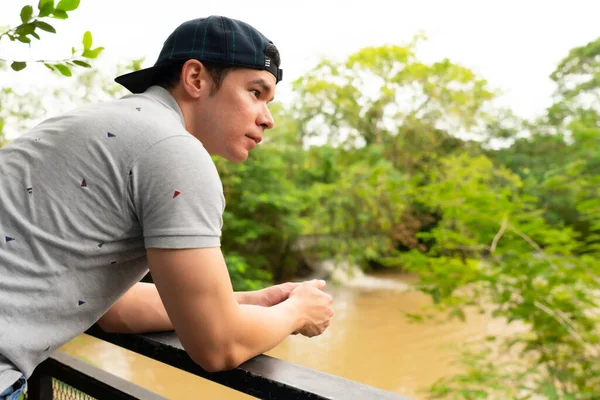 Jonge Knappe Kaukasische Man Vakantie Kijkend Naar Uitzicht Rivier Bos — Stockfoto