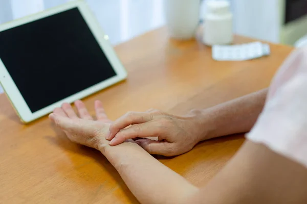 Paciente Edad Avanzada Tiene Palpitaciones Utilizar Videollamada Para Consultar Médico — Foto de Stock