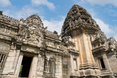 Phimai tarihi parkı mavi gökyüzünün altında