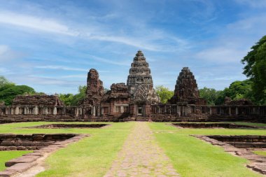Phimai tarihi parkı mavi gökyüzünün altında