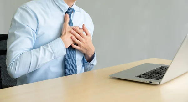 Jonge Aziatische Zakenman Het Krijgen Van Pijn Borst Hard Werken — Stockfoto