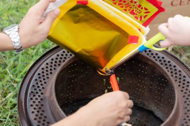 Çin Yeni Yıl Töreni 'nde atalarımıza tapmak için kağıt yakan insanların resmini yakın.