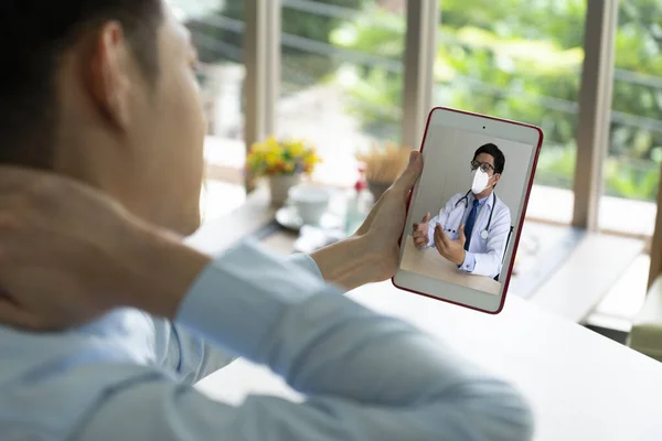 Zakenman Heeft Schouderpijn Van Kantoor Syndroom Hard Werken Met Computer — Stockfoto