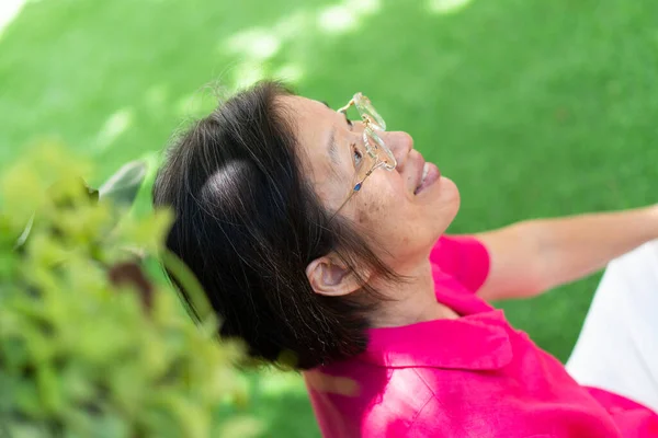 Retrato Anciano Jubilado Asiático Mujer Con Sonriente Sentado Jardín Casa — Foto de Stock