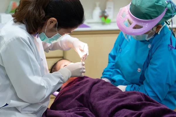 Junge Zahnärztin Und Zahnarzthelferin Beim Füllen Von Karies Für Asiatisches — Stockfoto