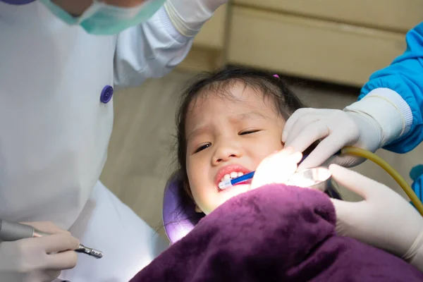 Joven Dentista Dental Asiatant Haciendo Procedimiento Para Llenar Dental Caries — Foto de Stock