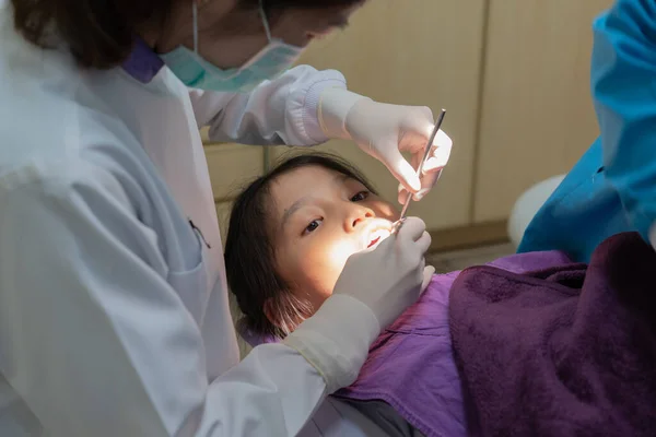 Joven Dentista Dental Asiatant Haciendo Procedimiento Para Llenar Dental Caries — Foto de Stock