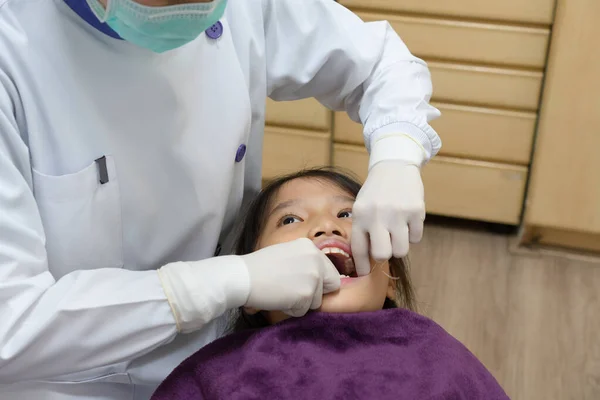 Dentista Usando Dental Fross Limpiar Diente Joven Asiático Chica Clínica — Foto de Stock