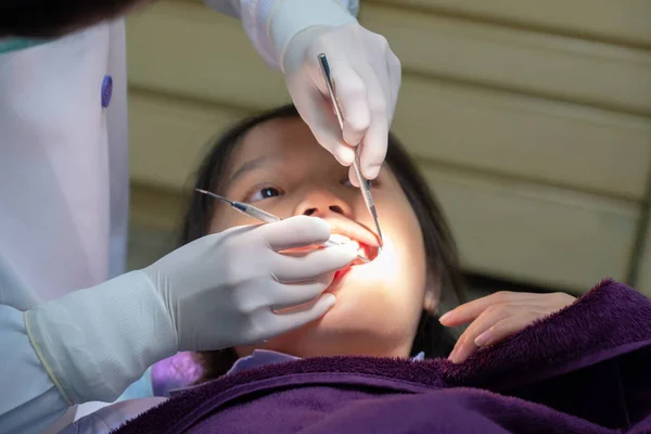 Joven Dentista Dental Asiatant Haciendo Procedimiento Para Llenar Dental Caries — Foto de Stock