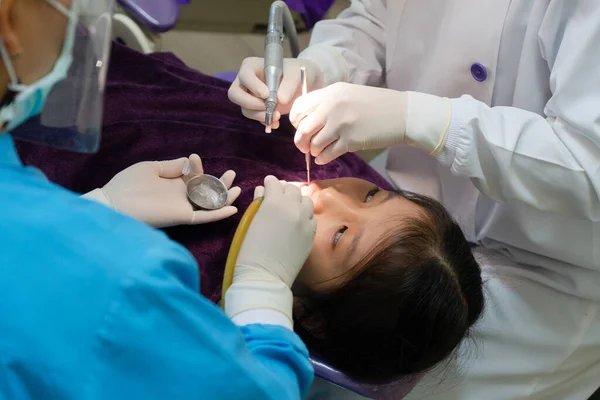 Joven Dentista Dental Asiatant Haciendo Procedimiento Para Llenar Dental Caries — Foto de Stock