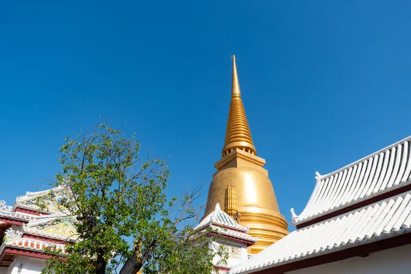 Wat Bowonniwet Vihara Ratchaworawihan Bangkok Tailândia Sob Céu Azul Claro — Fotografia de Stock