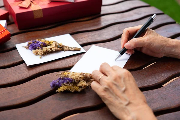 Mujer Mayor Escribiendo Postal Preparando Regalo Para Celebración Navidad Año — Foto de Stock