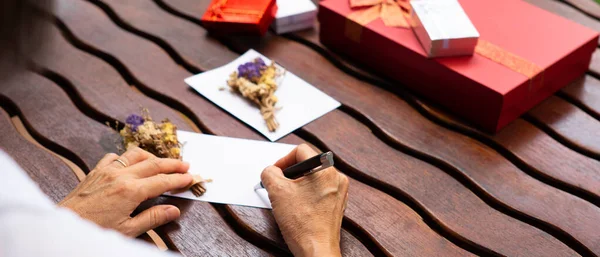 Mujer Mayor Escribiendo Postal Preparando Regalo Para Celebración Navidad Año — Foto de Stock