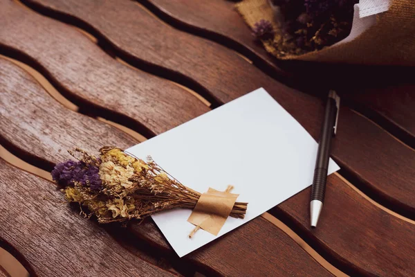 Levelezőlap Száraz Virágokból Tollal Asztalon — Stock Fotó