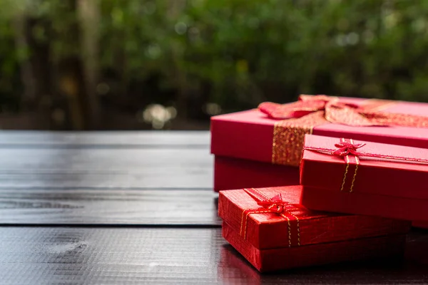 Caja Roja Presenta Mesa Madera Jardín Preparación Para Navidad Celebración — Foto de Stock