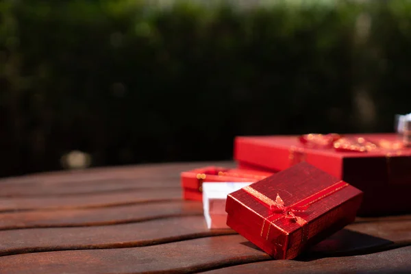 Caja Roja Presenta Mesa Madera Jardín Preparación Para Navidad Celebración — Foto de Stock