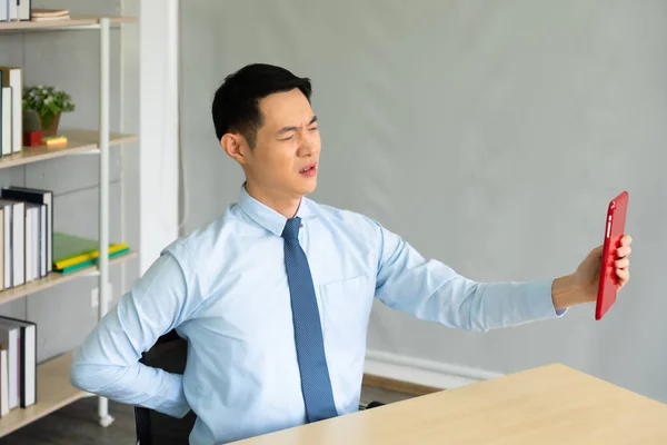 Joven Asiático Hombre Negocios Consiguiendo Espalda Dolor Después Trabajar Con — Foto de Stock