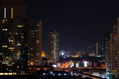 Bangkok Tayland - 20 Kasım 2020: Gökdelen binalı Bangkok şehri manzarası