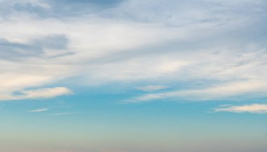 Güzel bulutlu mavi gökyüzü cennet gibi görünüyor. arkaplan ve duvar kağıdı kavramı