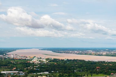 Mekong Nehri 'nin üst manzarası Nakhon Phanom, Tayland ve Laos sınırlarında mavi gökyüzü ile birlikte akıyor.