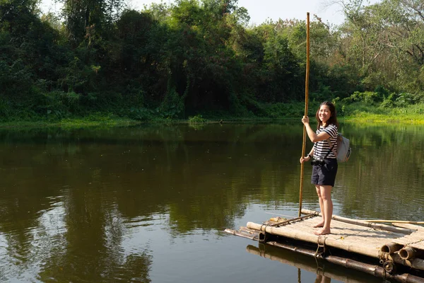 Joven Asiático Mujer Con Sonriente Cara Bambú Rafting Río Bosque — Foto de Stock