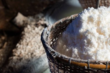 Tayland 'ın Nan kasabasındaki Sinthao tuz havuzundan kaynatılmış kaya tuzu üretimi resmi