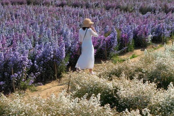 Mujer Joven Con Sombrero Paja Vestido Blanco Caminando Campo Flores — Foto de Stock