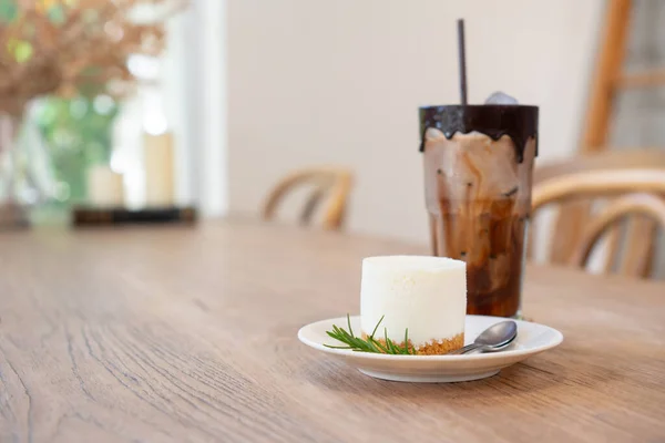 Witte Chocolade Kwarktaart Met Iced Mocca Houten Tafel Cafe — Stockfoto
