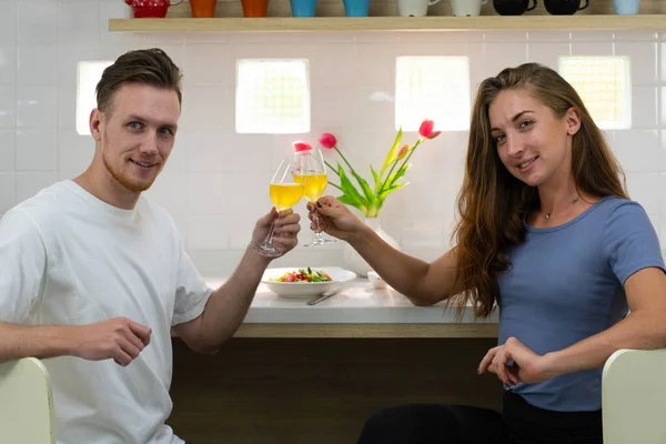 Junges Kaukasisches Paar Sitzt Zusammen Tisch Und Trinkt Weißwein Zum — Stockfoto