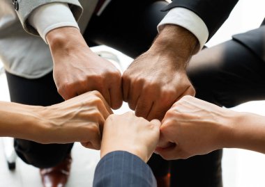 Çok ırklı iş adamlarının birlik ve dürüstlük göstergesi olarak daireler çizerek el ele tutuşmalarının resmi. daha fazla konsept