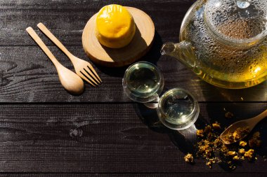 Kasımpatı çaydanlığında çay, çay fincanı ve çörekler bahçedeki çay partisi için.