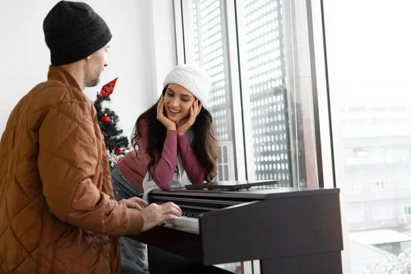 Młoda Biała Kobieta Uśmiechniętą Twarzą Słucha Piosenki Fortepianowej Którą Mąż — Zdjęcie stockowe