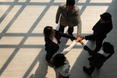 Çok ırklı iş adamlarının el ele tutuşması uluslar arası kurumsal ofisin birliğinin bir işareti olarak görülüyor. iş konseptinde çeşitlilik