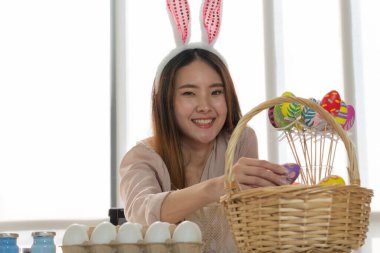 Paskalya yumurtalarını boyamak için boya kullanan güzel Asyalı kadın.