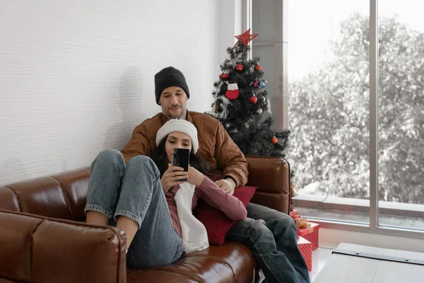 Kaukasisch Echtpaar Blijven Samen Thuis Kijken Films Vanaf Smartphone Samenhorigheidsconcept — Stockfoto