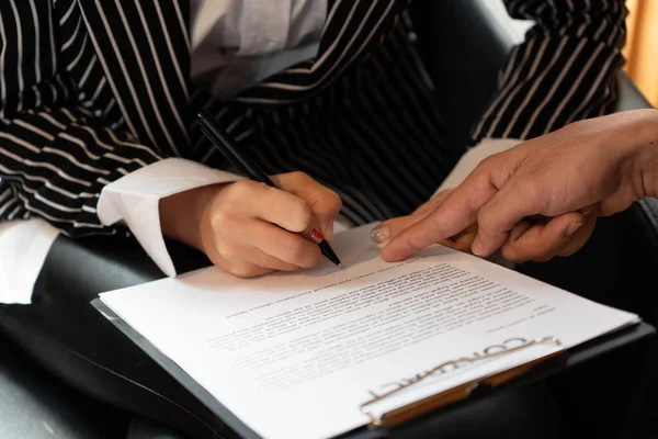 Молодий Кавказький Бізнесмен Підписує Контракт Новим Клієнтом Посаді Бізнес Концепція — стокове фото