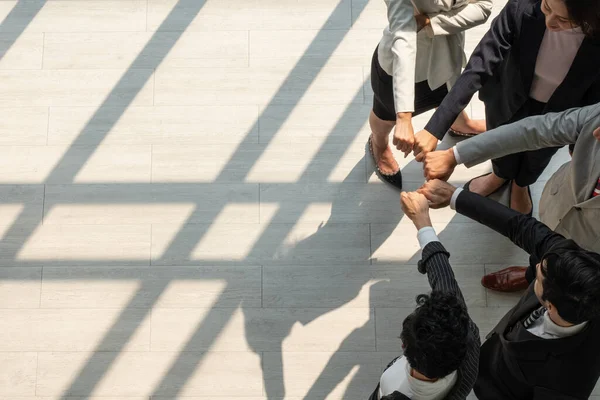 Çok ırklı iş adamlarının el ele tutuşması uluslar arası kurumsal ofisin birliğinin bir işareti olarak görülüyor. iş konseptinde çeşitlilik