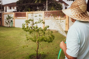 Son sınıf öğrencisi yazın arka bahçede sulama tesisi kuruyor..