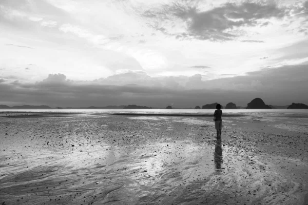 Ηλικιωμένη Γυναίκα Στέκεται Αλίνα Στην Παραλία Κοιτάζοντας Ηλιοβασίλεμα Στις Καλοκαιρινές — Φωτογραφία Αρχείου