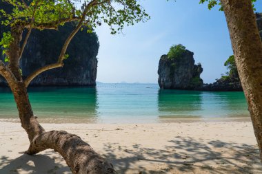 Yazın güzel beyaz plaj manzarası ve Koh Hong, Krabi, Tayland 'ın mavi denizi.