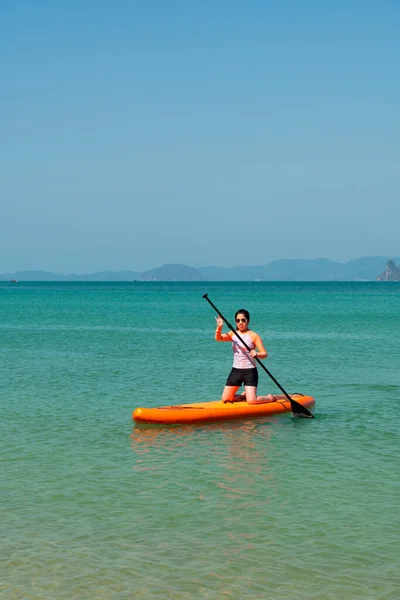 Młoda Sportowa Kobieta Gra Stand Paddle Board Niebieskim Morzu Słoneczny — Zdjęcie stockowe