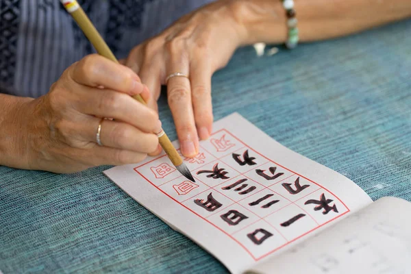 Cerca Las Manos Las Prácticas Las Mujeres Mayores Erigiendo Caligrafía —  Fotos de Stock