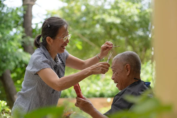 Senior Asiático Esposa Haciendo Corte Pelo Marido Casa Patio — Foto de Stock