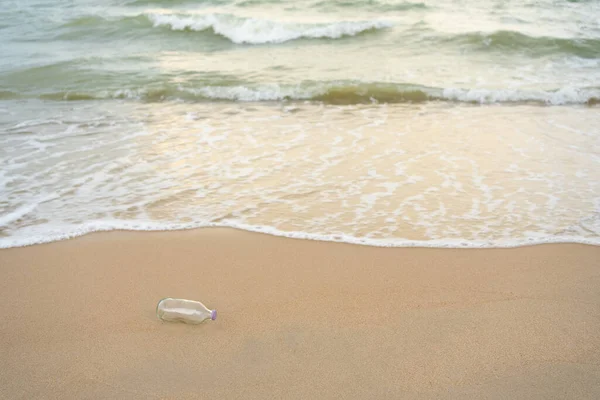 Eypty Γυάλινη Φιάλη Πετάχτηκε Στην Παραλία Caaaausing Πρόβλημα Θαλάσσιο Περιβάλλον — Φωτογραφία Αρχείου