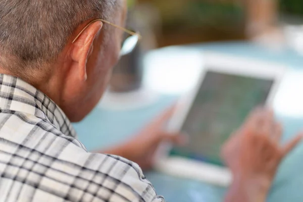 Sênior Asiático Homem Usando Tablet Para Jogar Social Media Casa — Fotografia de Stock